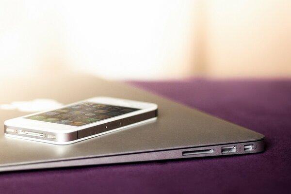 IPhone и MacBook спокойной лежат на столе